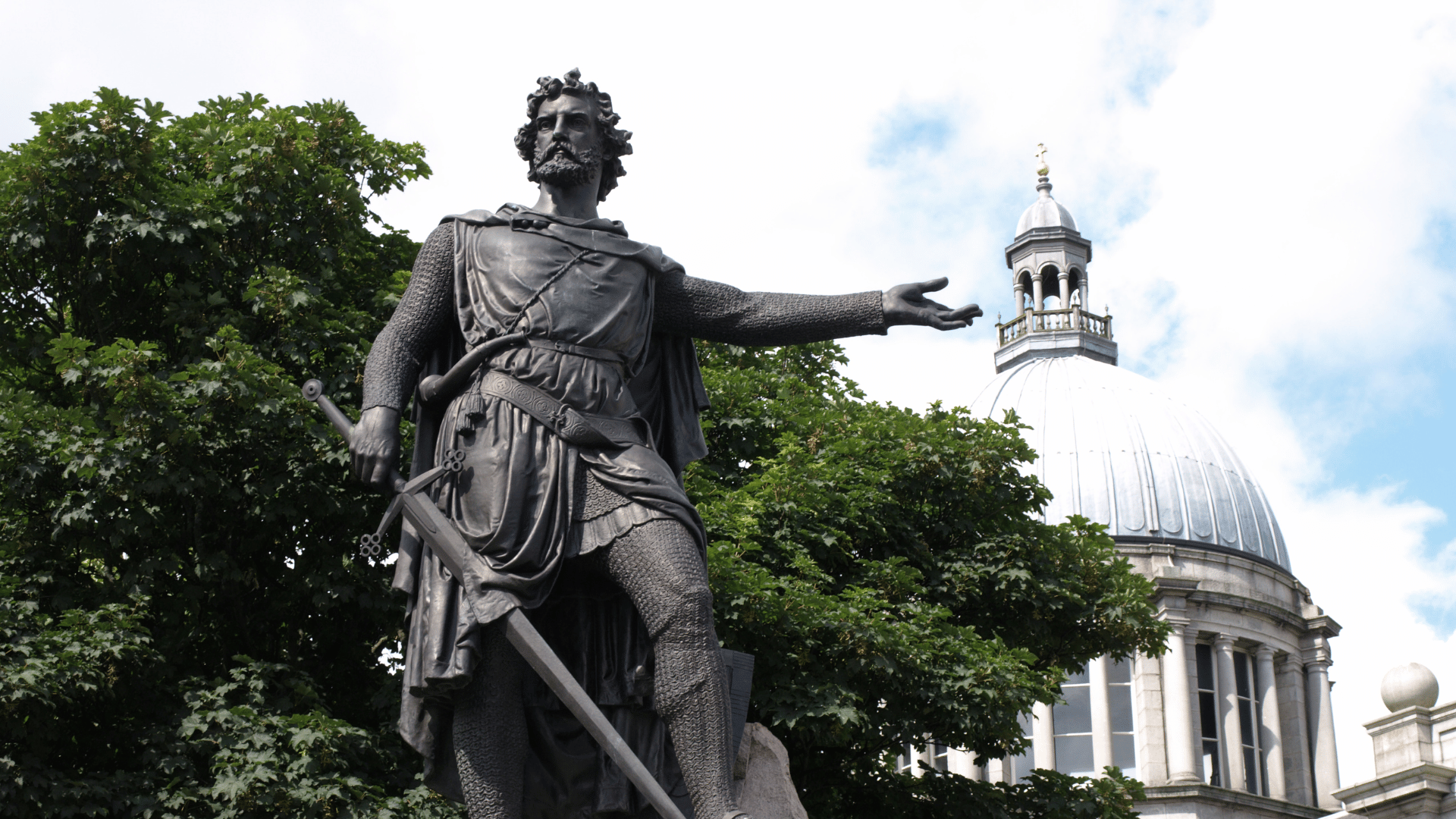 Statue of William Wallace in Aberdeen - Paths To Freedom